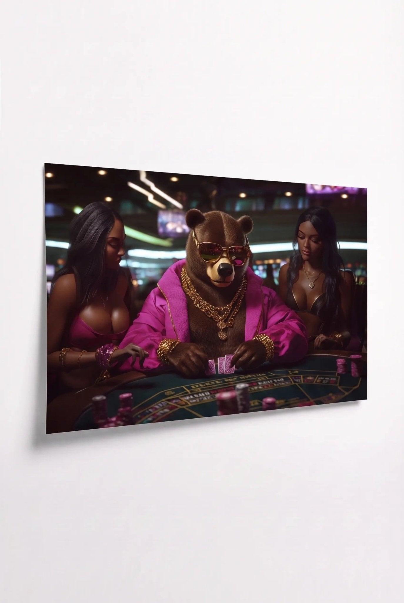 G Bear – Magenta Anzug am Casino-Pokertisch - Dein Wandbild