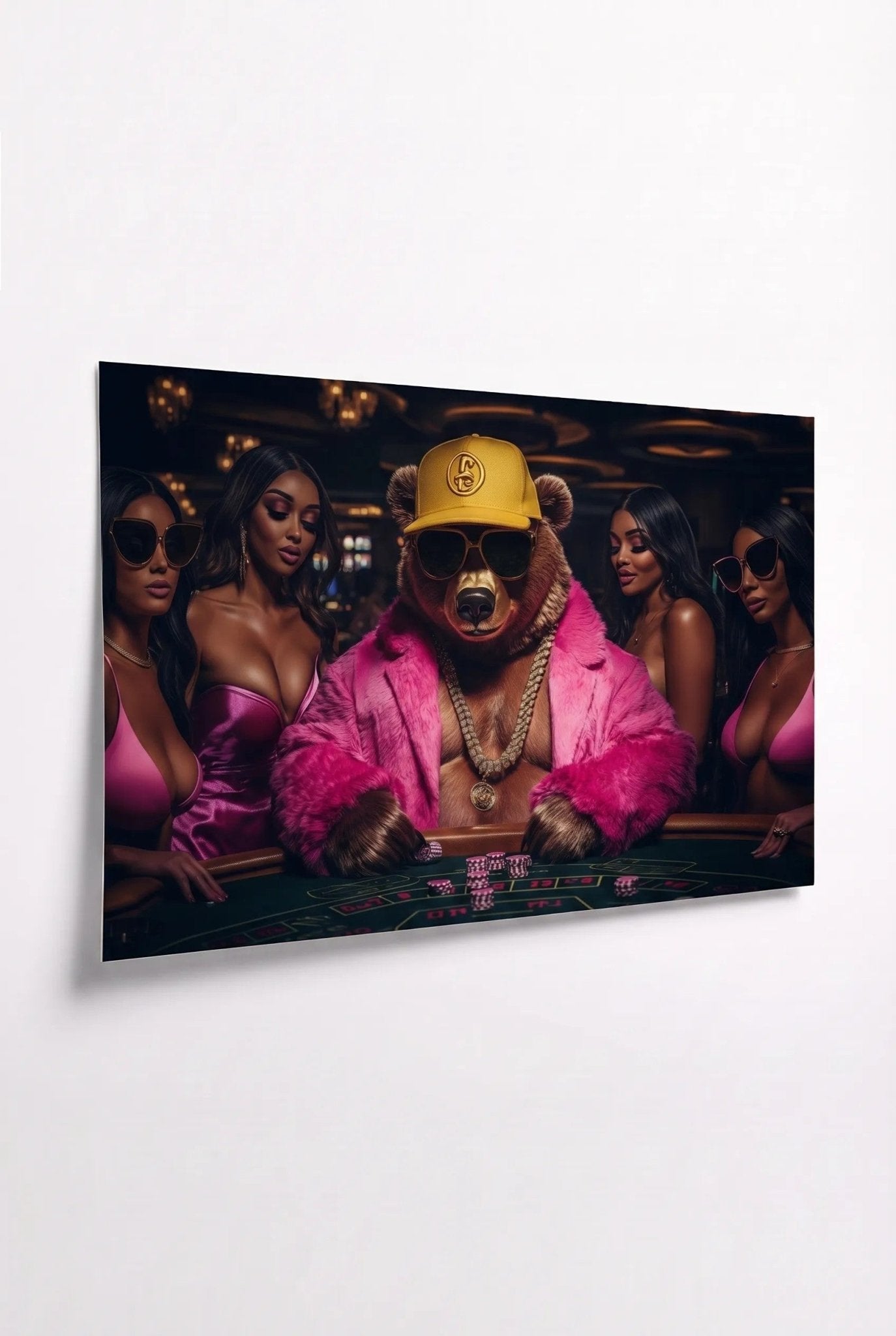 G Bear – Pink Pelz am Casino-Tisch mit Frauen - Dein Wandbild