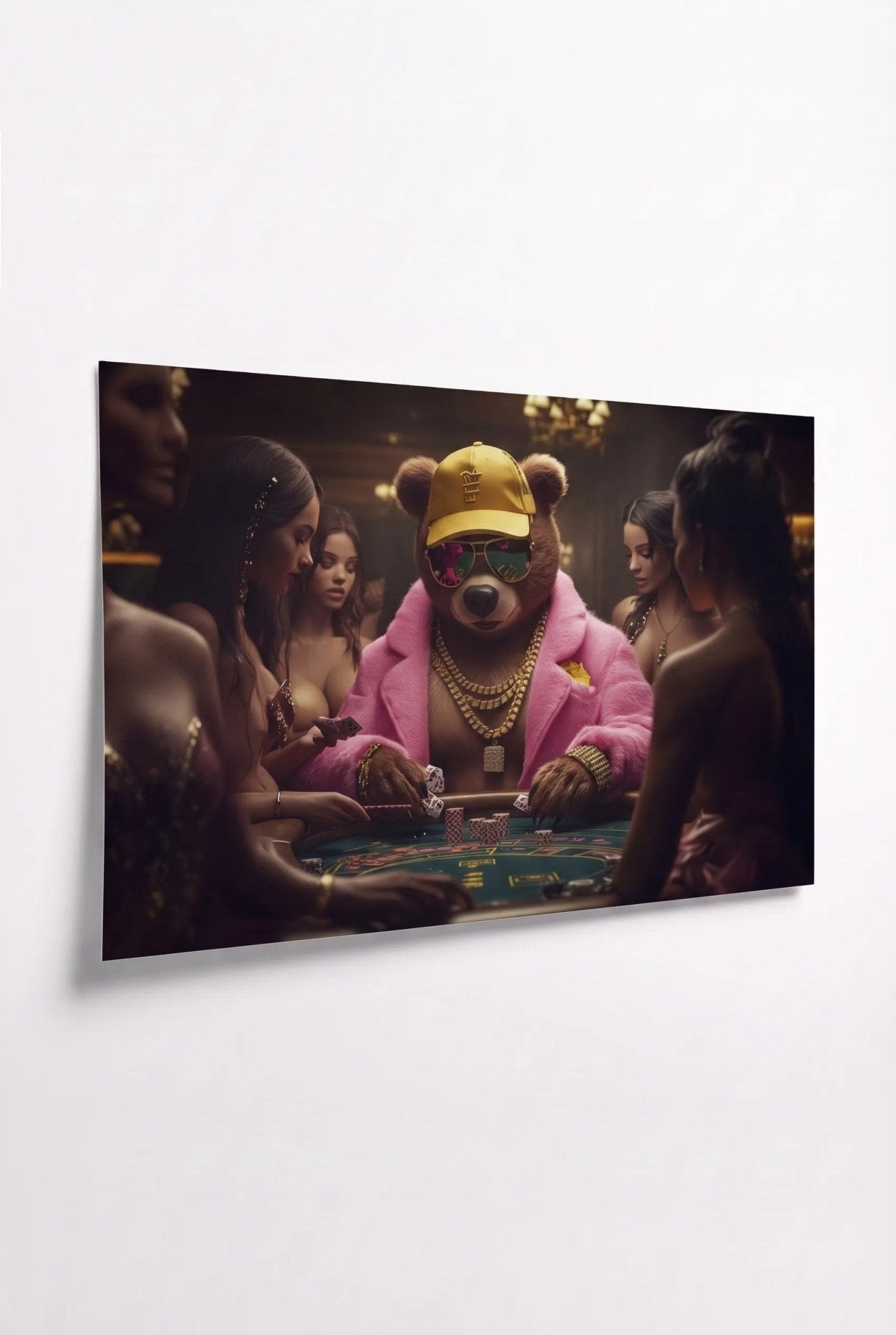 G Bear – Pink Pelz am Pokertisch mit Frauen - Dein Wandbild