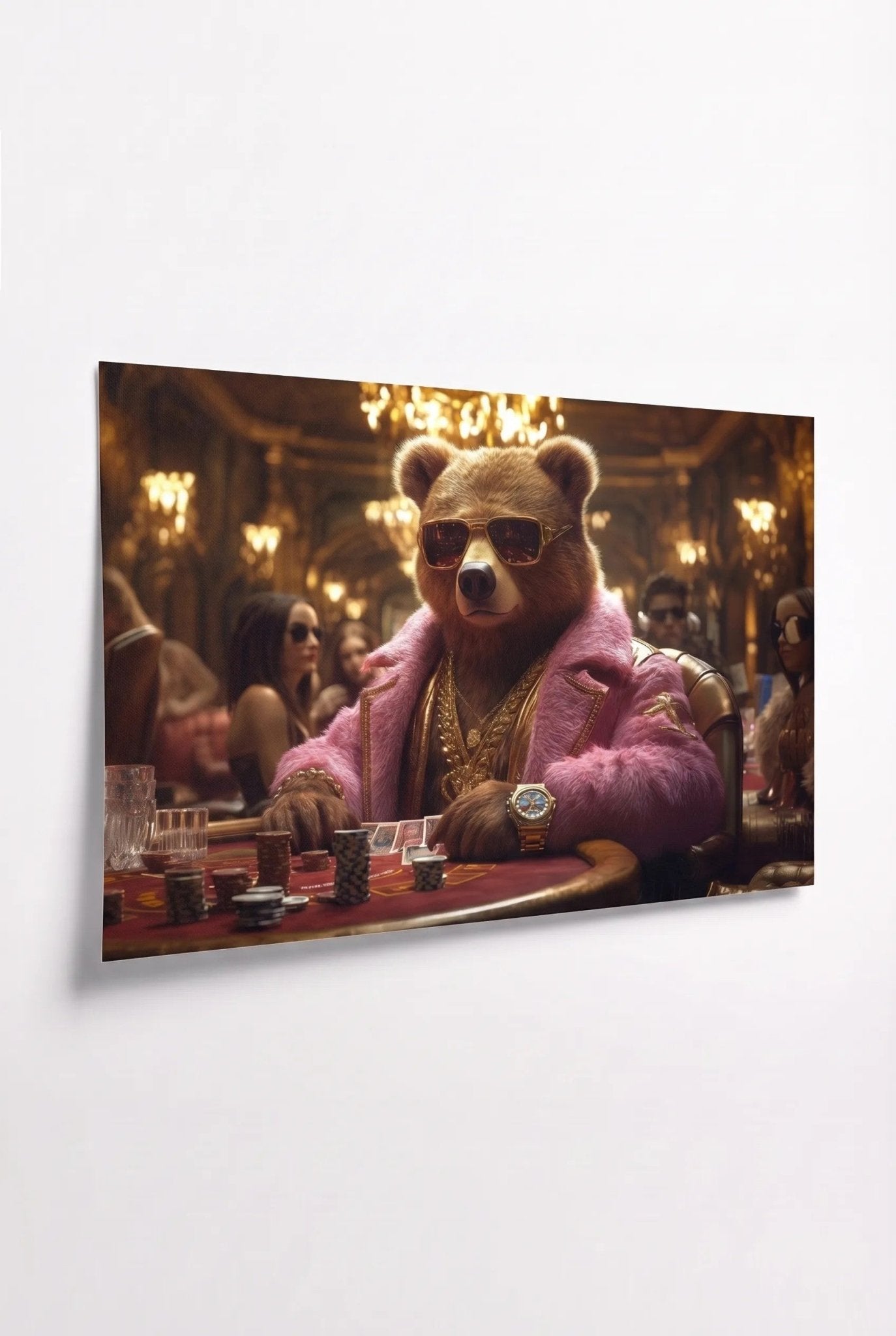 G Bear – Rosa Pelz am Pokertisch im Ballsaal - Dein Wandbild