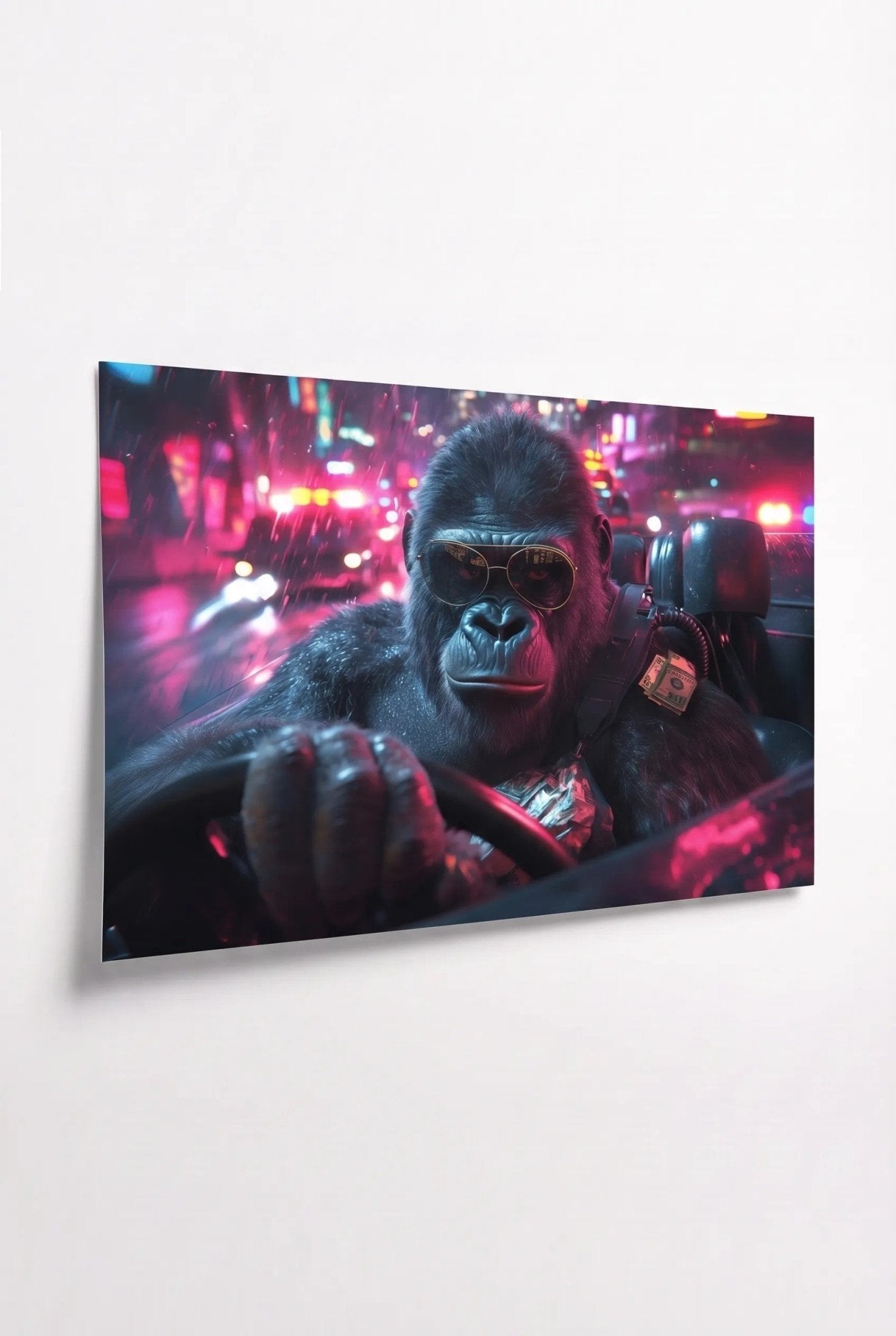G Gorilla – Flucht im Cabrio durch Neonstadt - Dein Wandbild