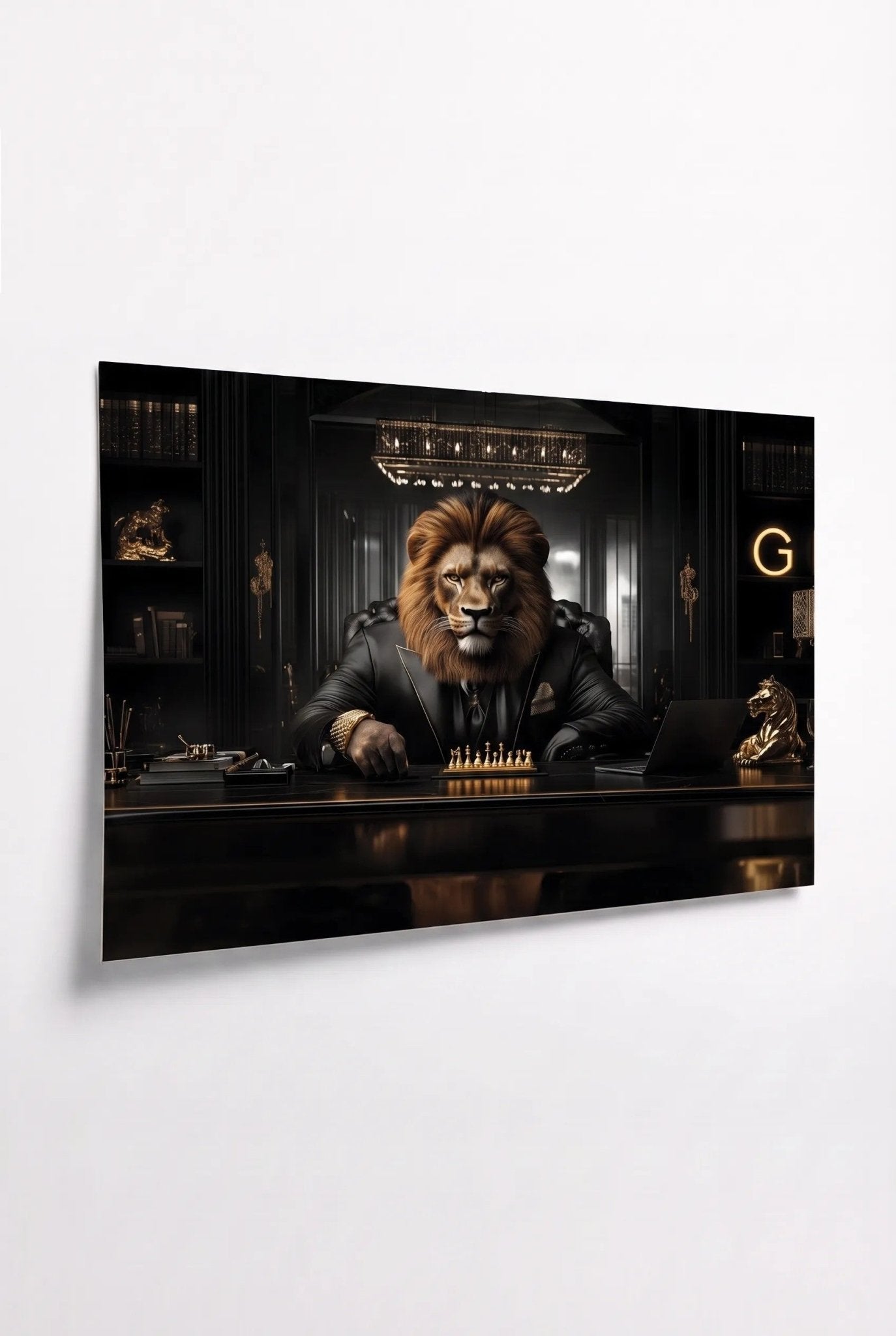 G Lion – Am Schreibtisch mit Schachbrett & Laptop - Dein Wandbild