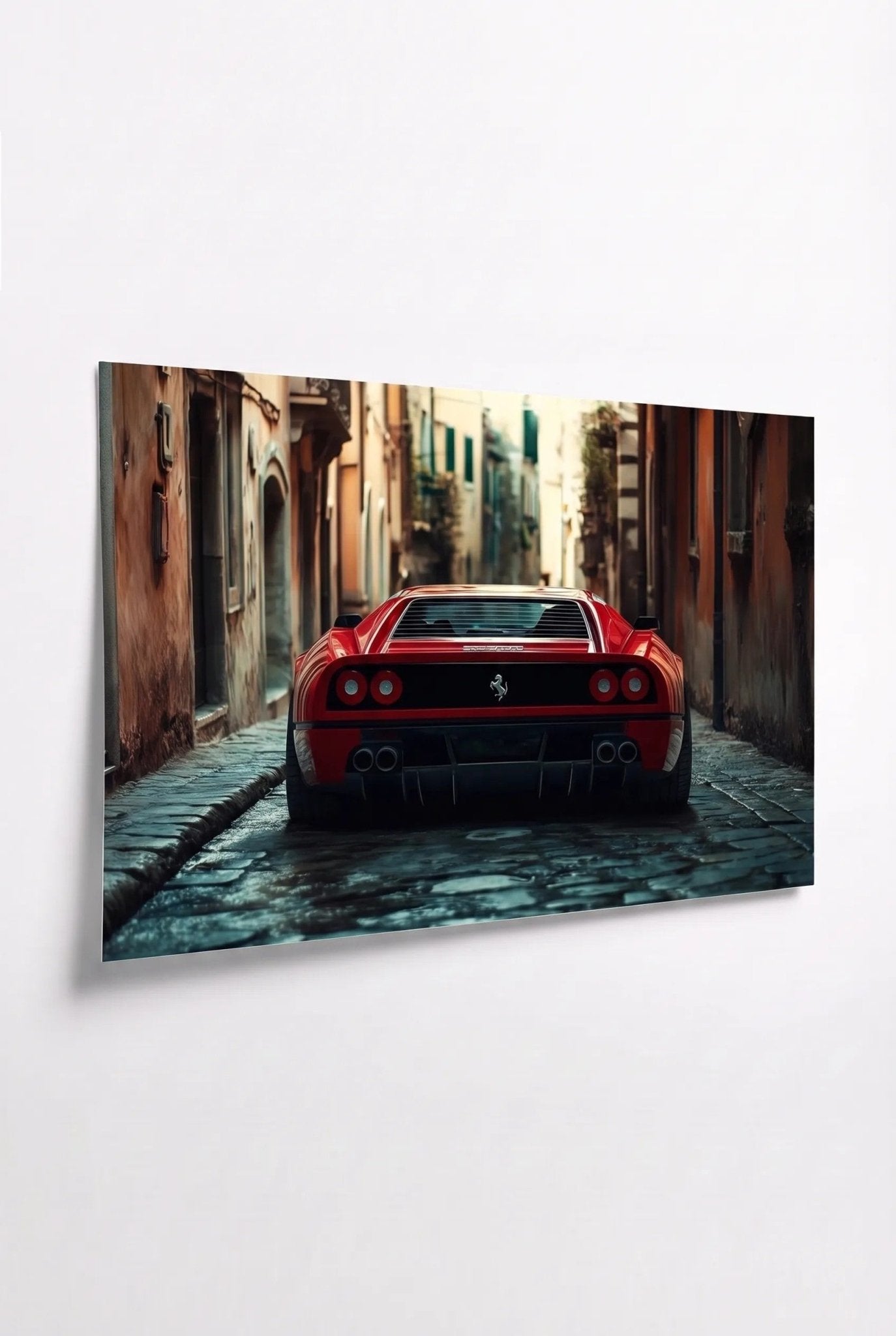 Roter Ferrari in italienischer Gasse – Heckansicht - Dein Wandbild