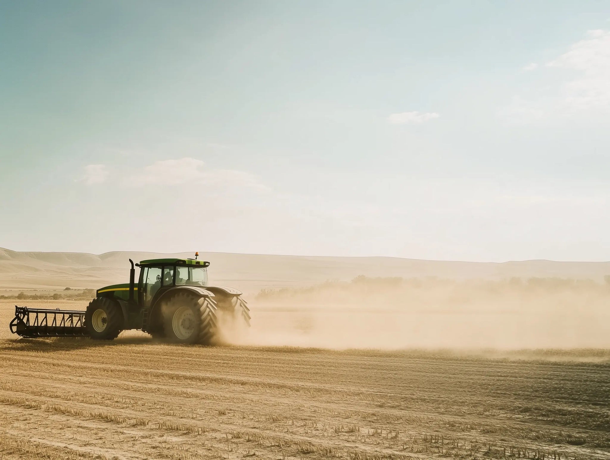 Staublinie – John Deere auf dem offenen Feld - Dein Wandbild