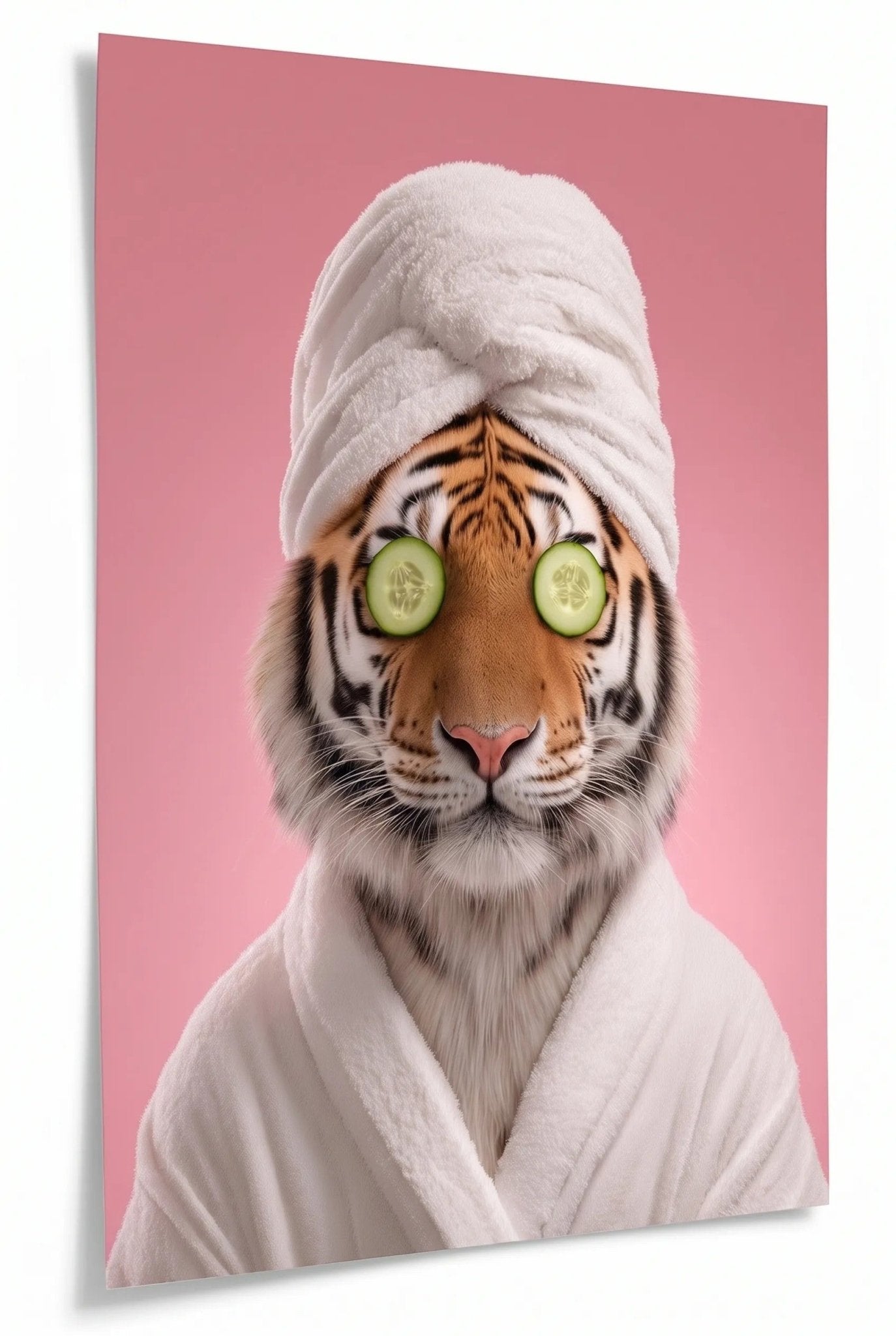 Tiger im Bademantel mit Gurkenscheiben – Spa Day - Dein Wandbild