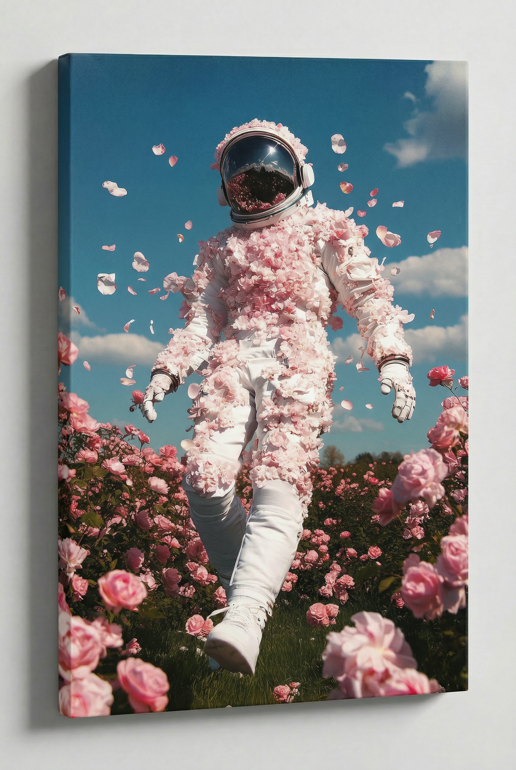 Astronaut im Rosenfeld – Rosa Blüten & blauer Himmel