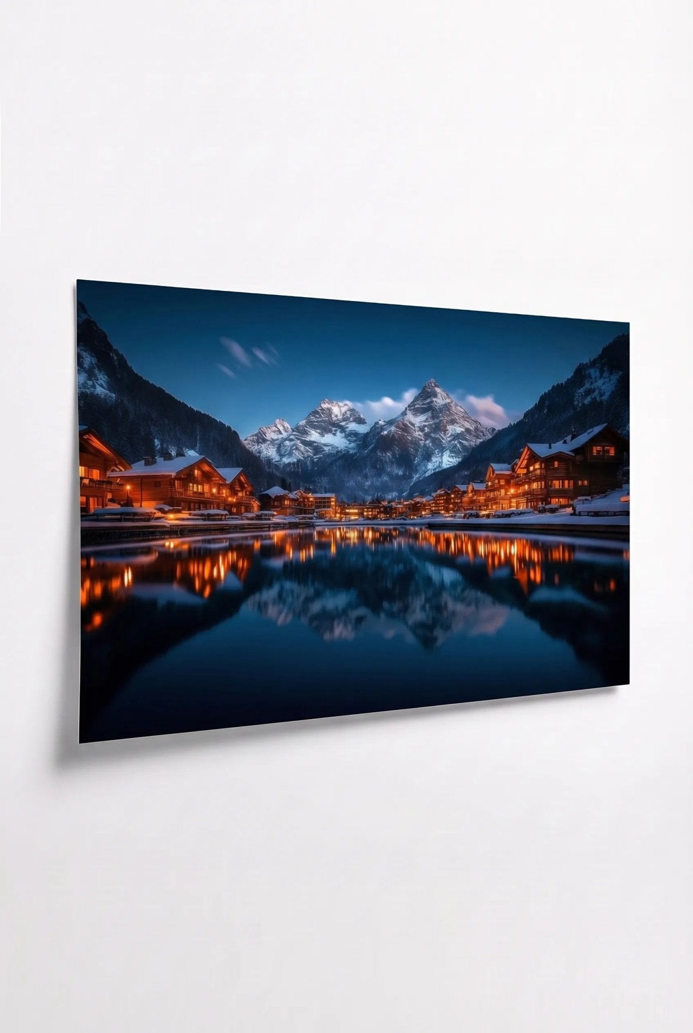 Alpendorf bei Nacht im Schnee – Bergsee Spiegelung - Dein Wandbild