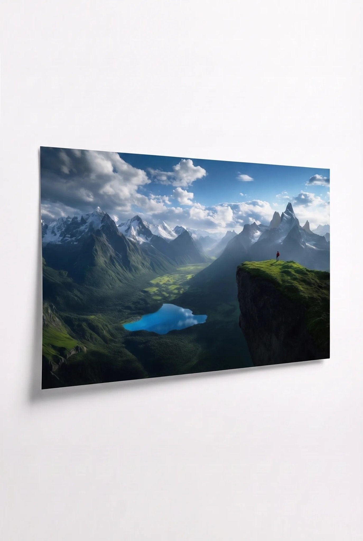 Alpenpanorama mit Bergsee – Wanderer auf der Klippe - Dein Wandbild