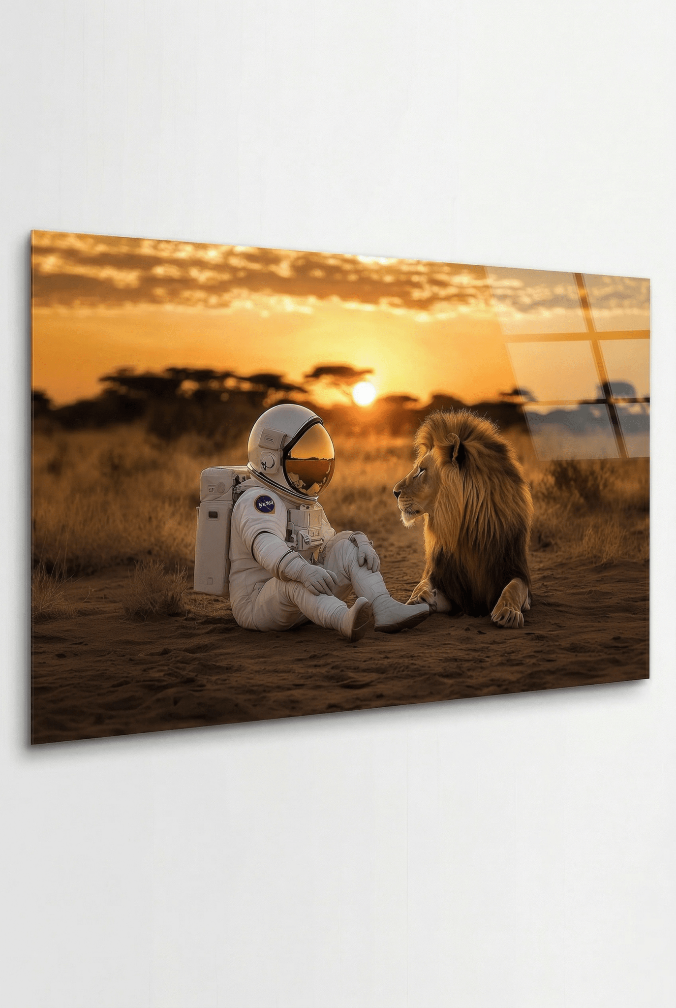 Astronaut & Löwe bei Sonnenuntergang in der Savanne - Dein Wandbild