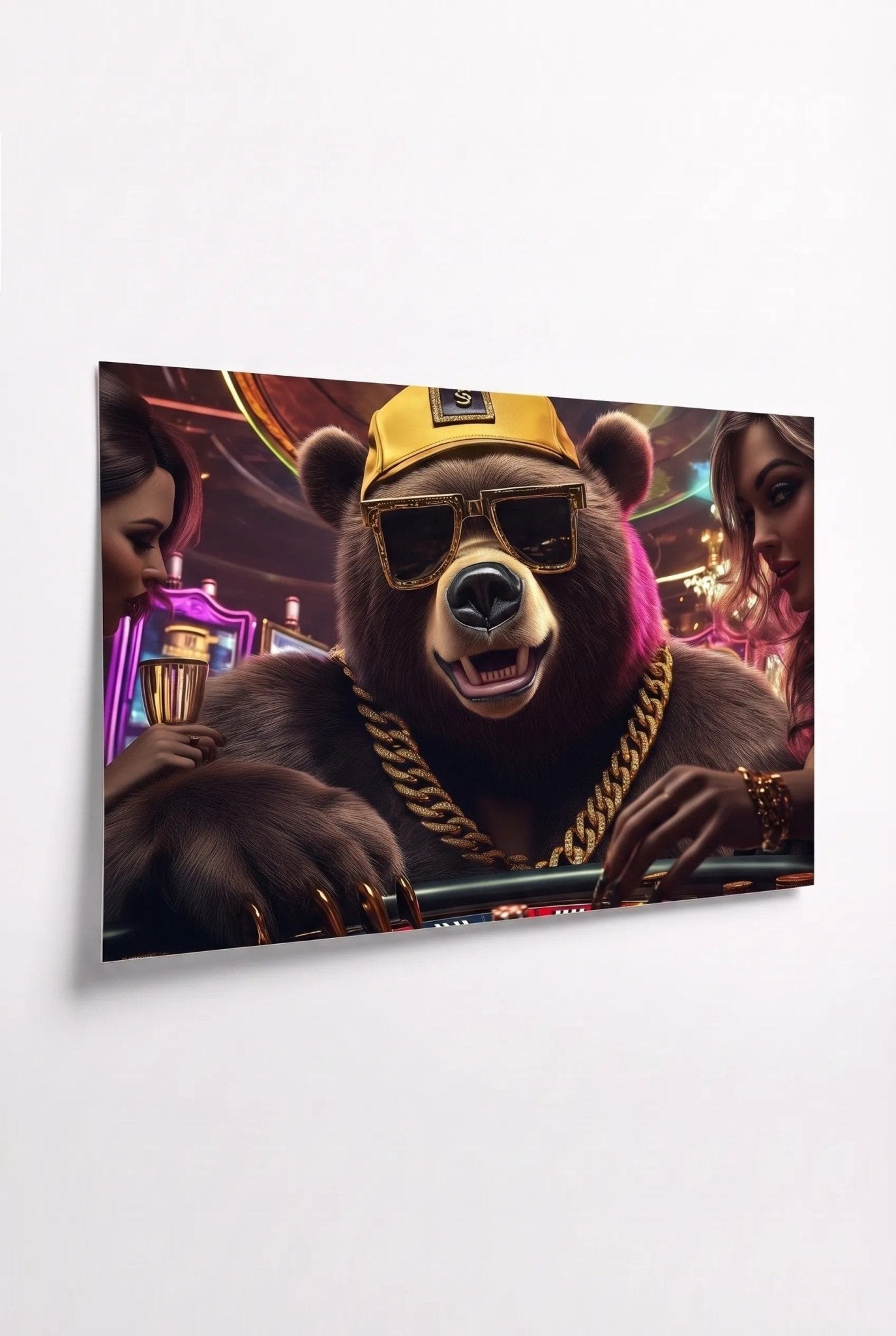 G Bear – Lachend mit Cap & Goldkette am Roulette - Dein Wandbild