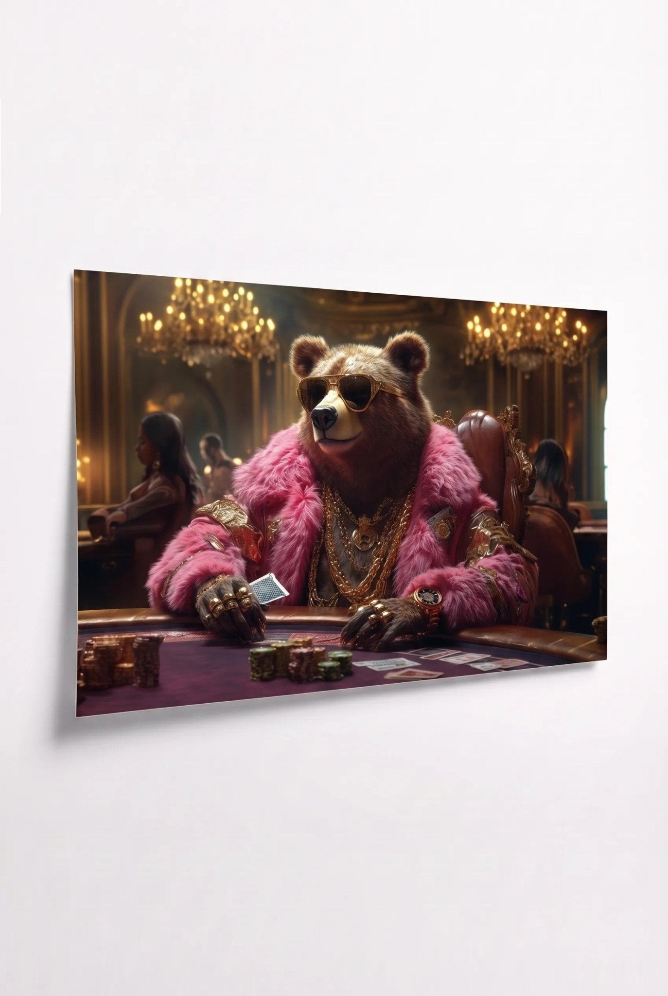 G Bear – Rosa Pelzmantel & Goldschmuck am Poker - Dein Wandbild