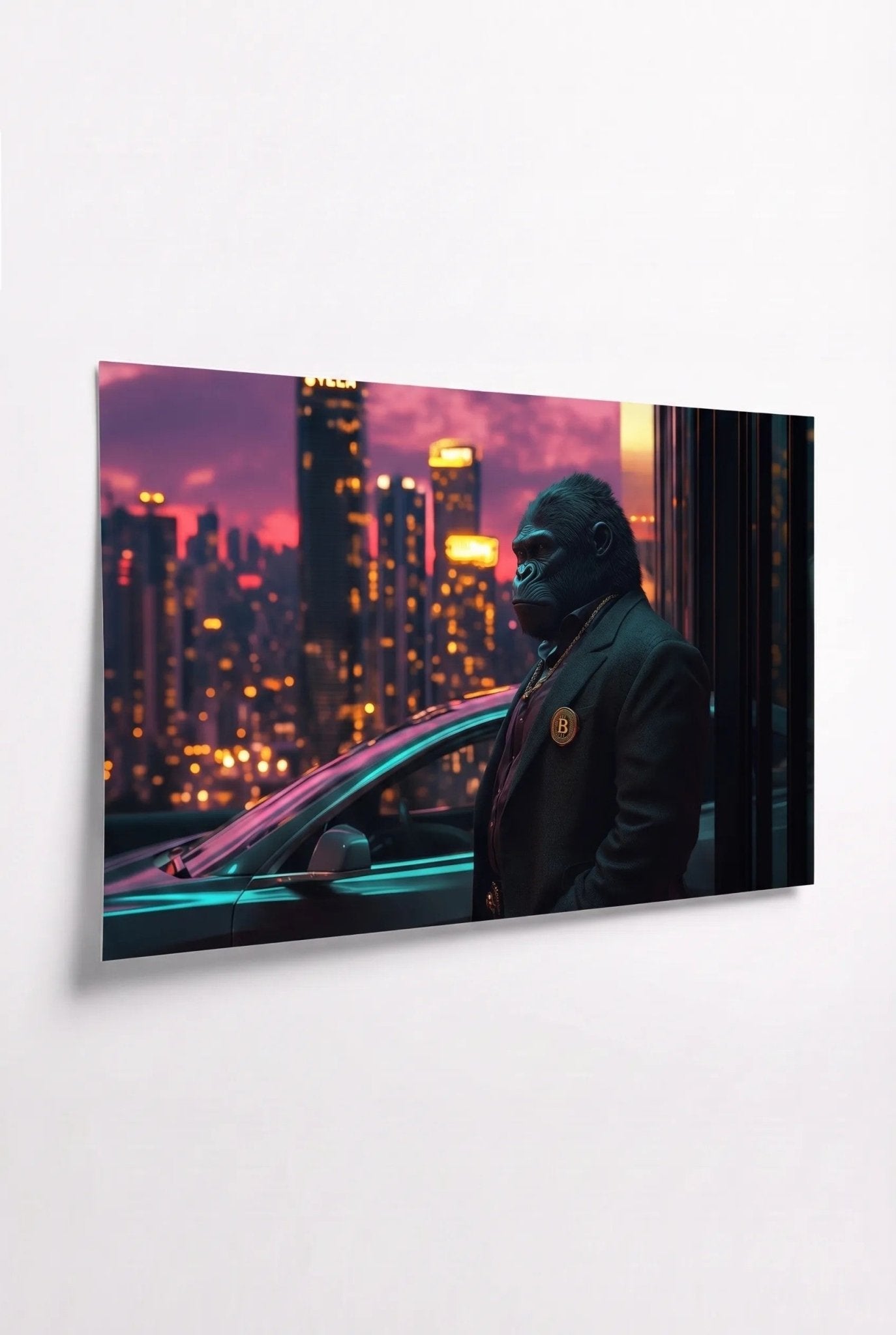 G Gorilla – Bitcoin-Kette vor Neon-Skyline - Dein Wandbild