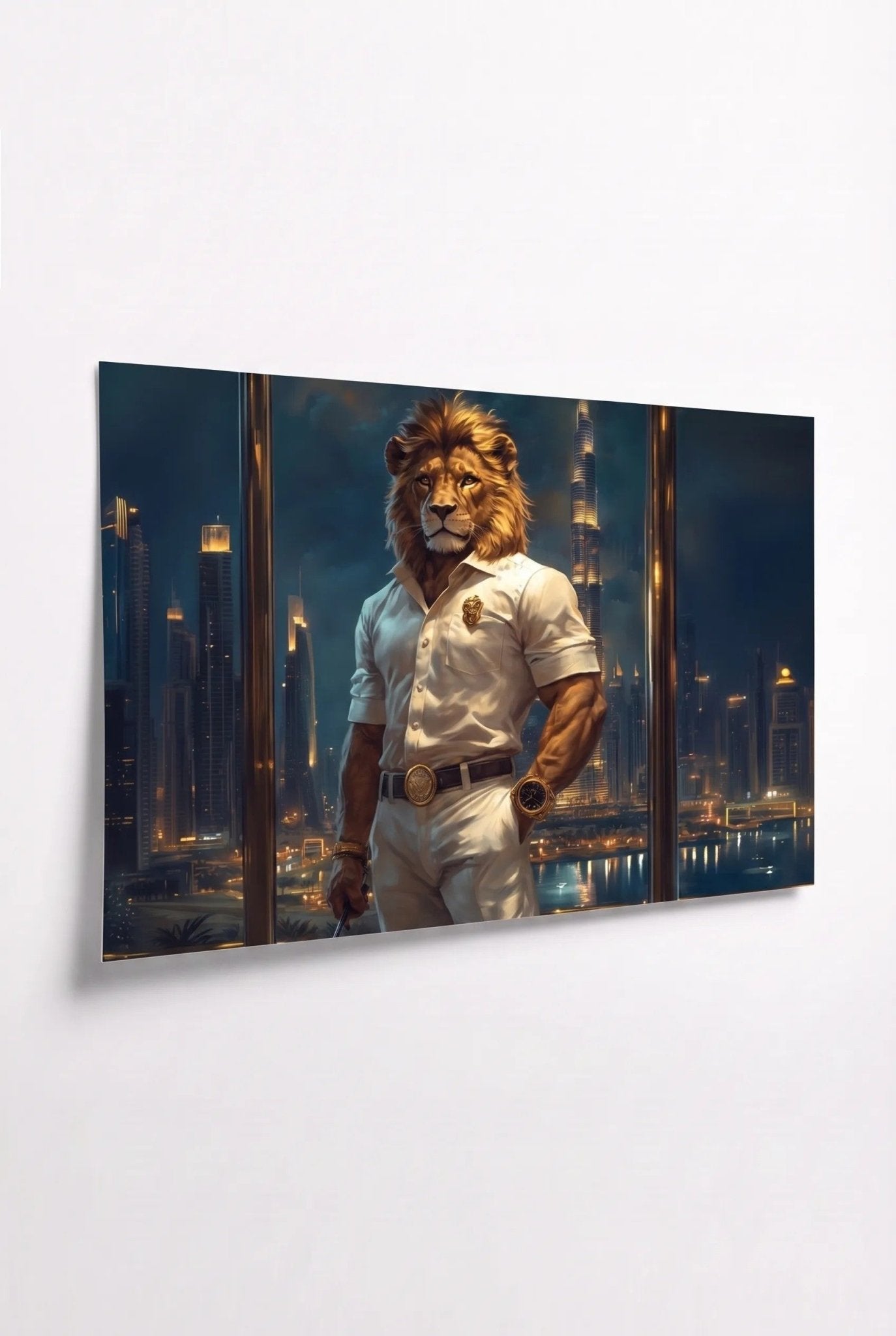 G Lion – Weißes Poloshirt vor Nacht-Skyline - Dein Wandbild