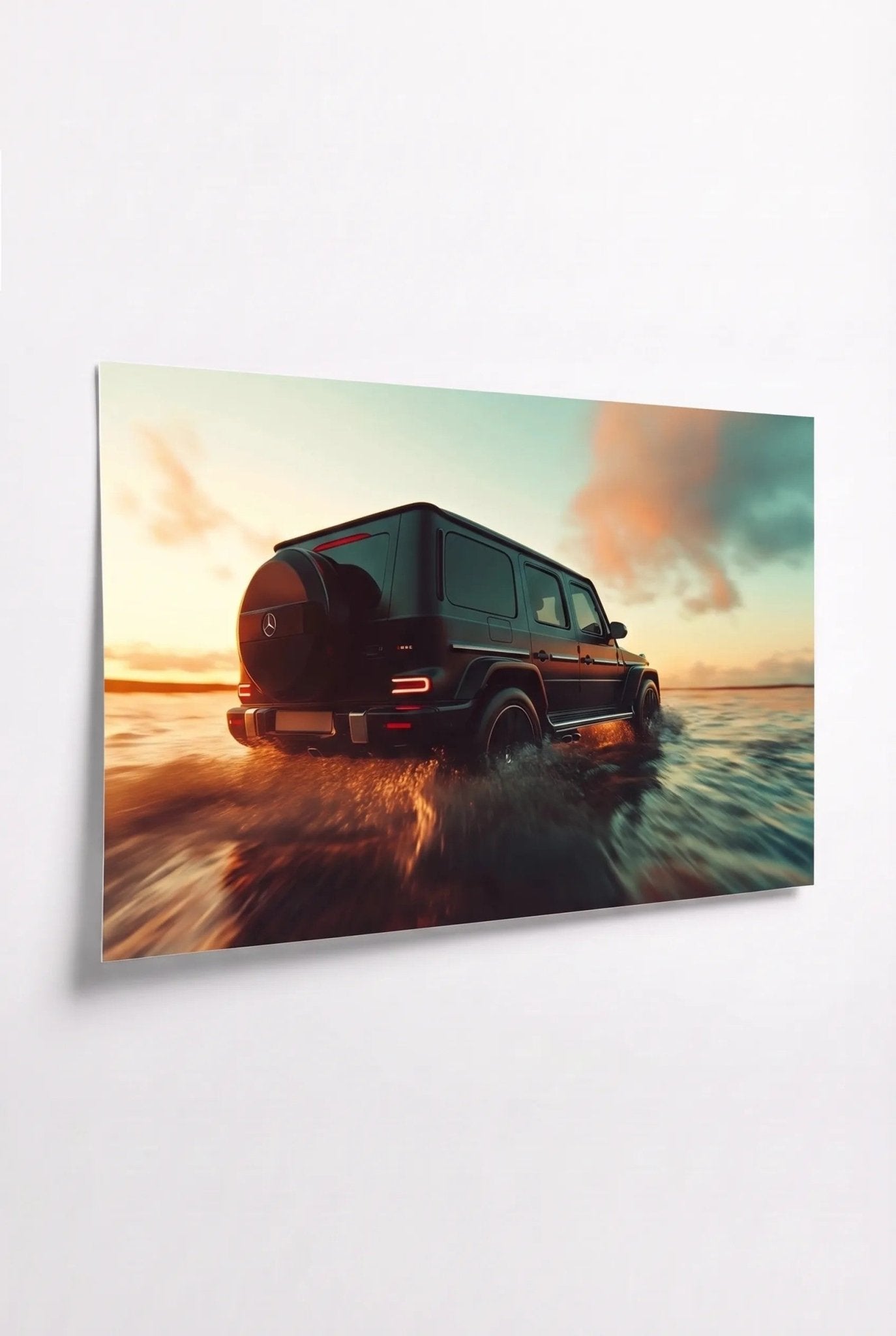 Mercedes G-Klasse am Strand bei Sonnenuntergang - Dein Wandbild