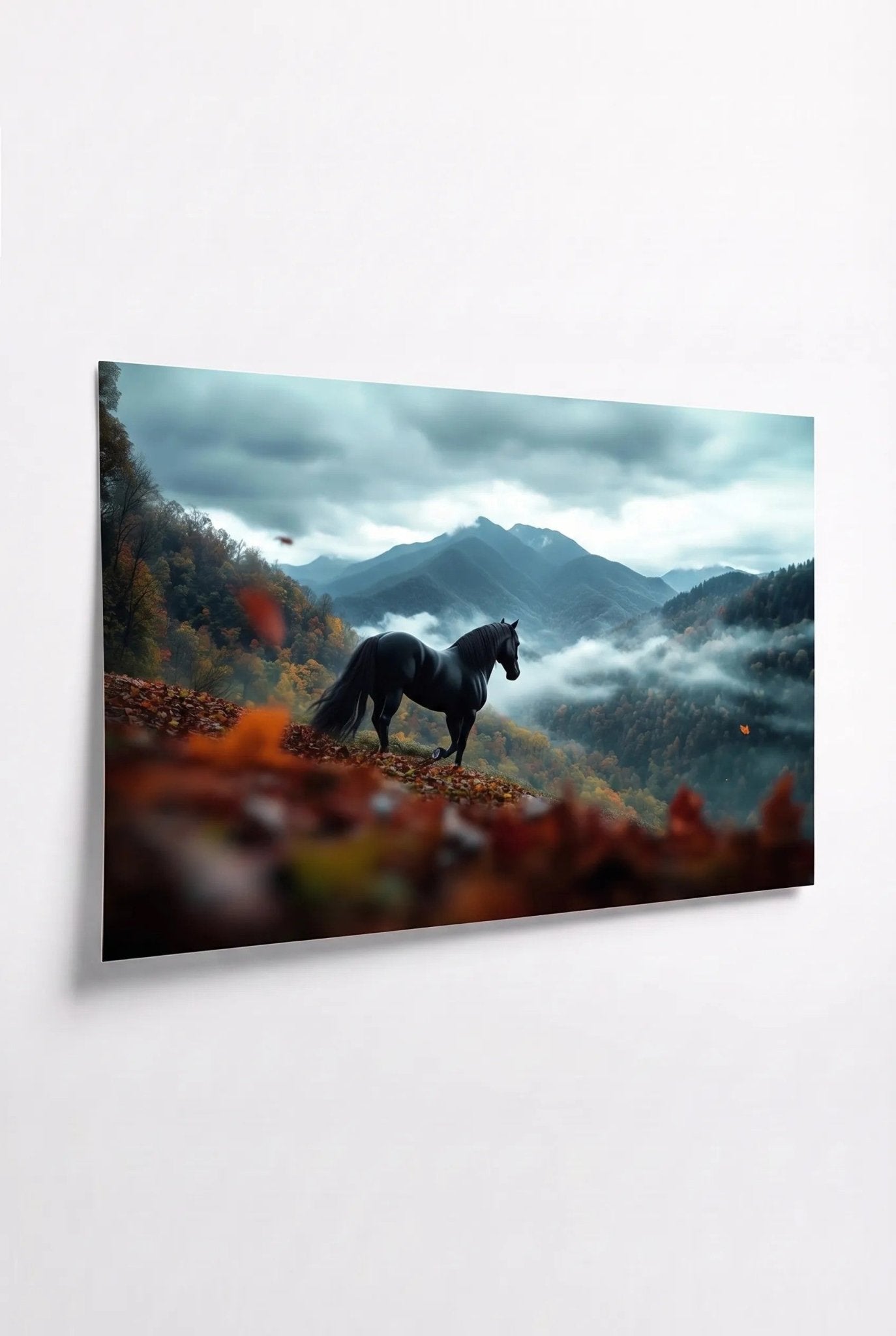 Schwarzes Pferd in Herbstlandschaft mit Bergen - Dein Wandbild