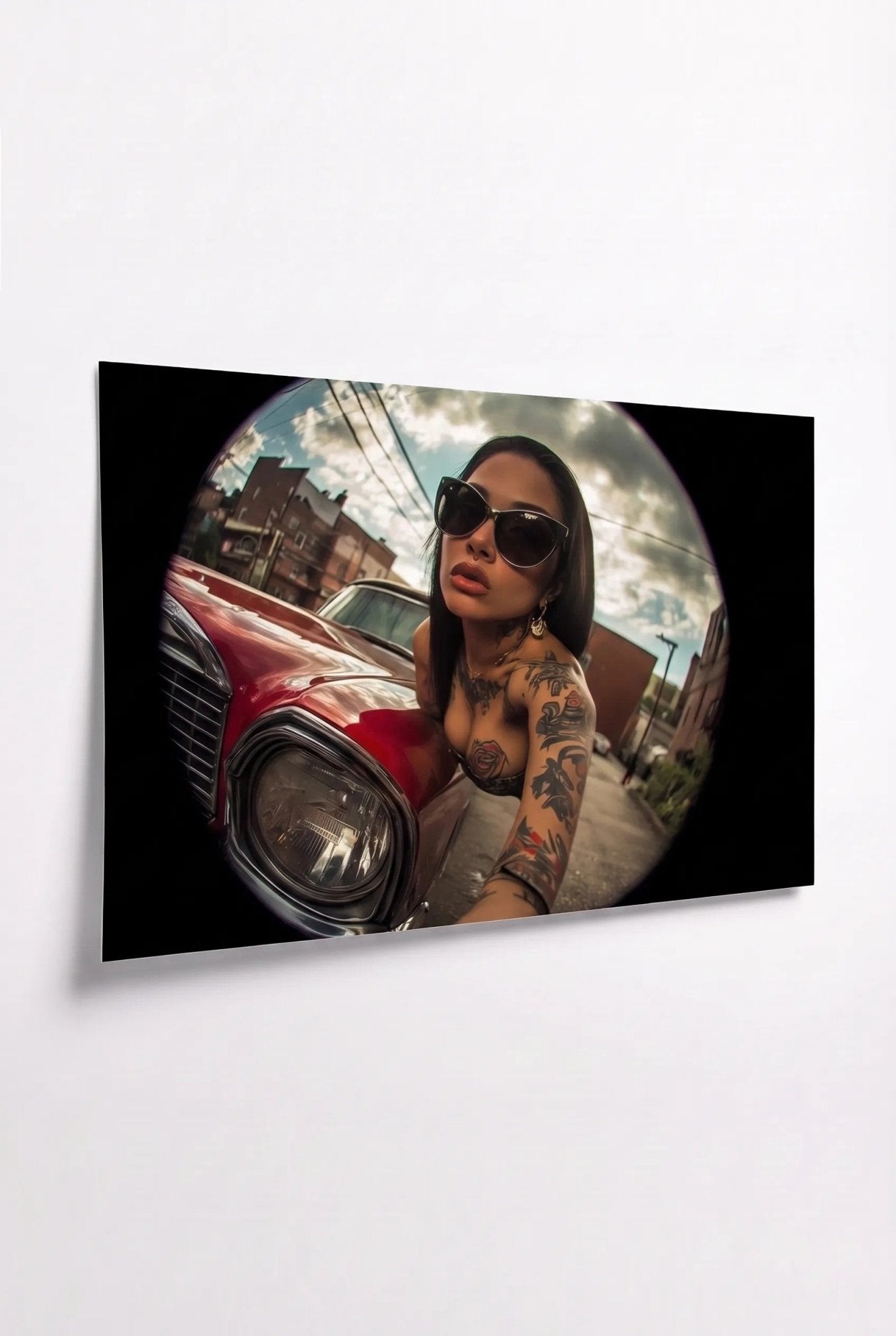 Tätowierte Frau vor rotem Oldtimer – Fisheye - Dein Wandbild