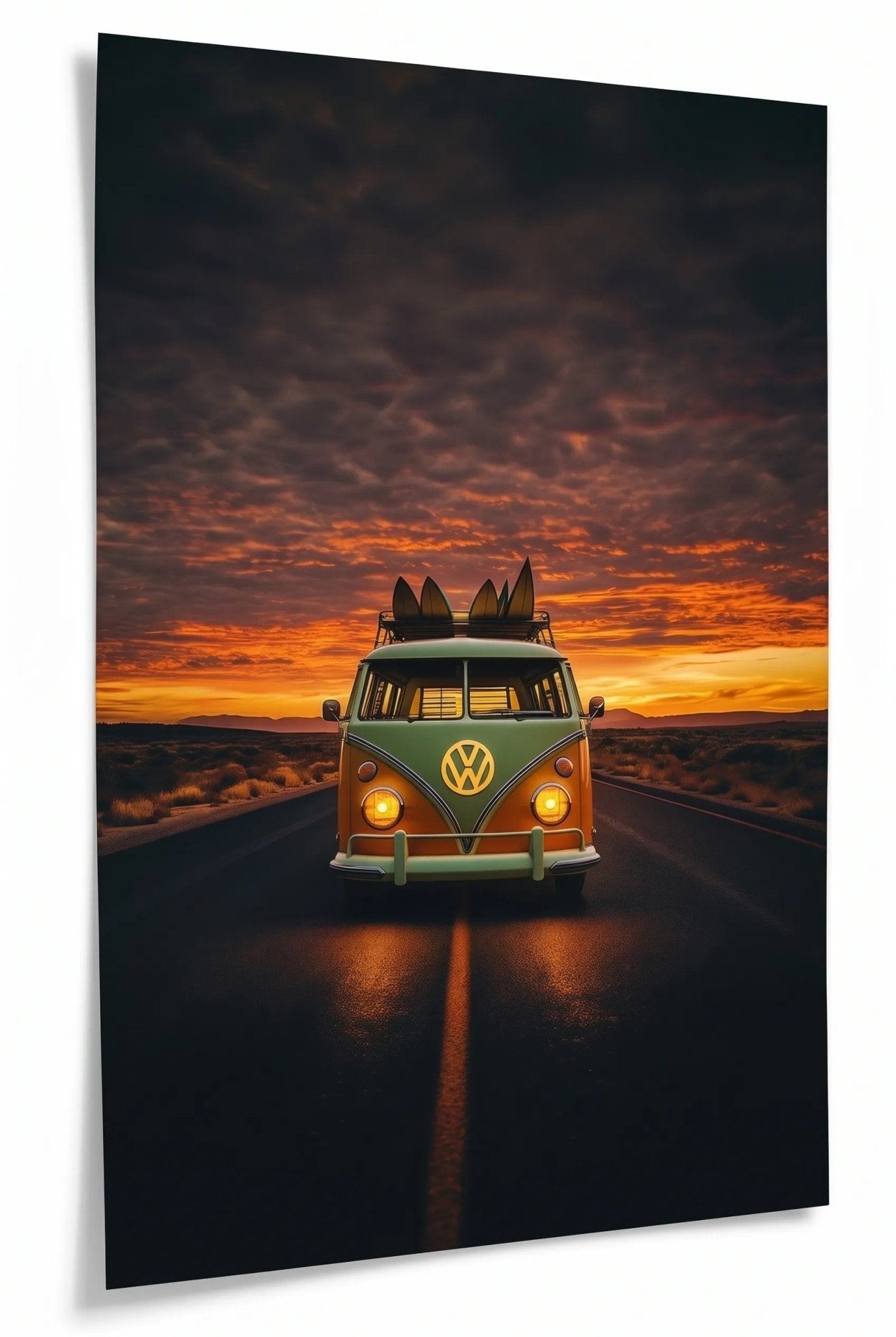 VW Bulli T1 mit Surfbrettern bei Sonnenuntergang - Dein Wandbild